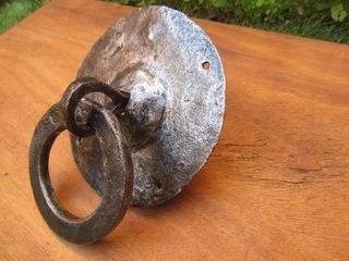 Aldaba antigua forja con placa muy grande.