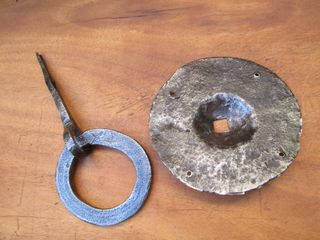 Aldaba antigua forja con placa muy grande.