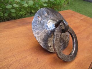 Aldaba antigua forja con placa muy grande.