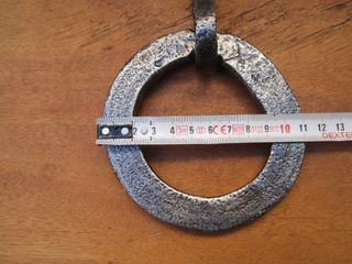 Aldaba antigua forja con placa muy grande.