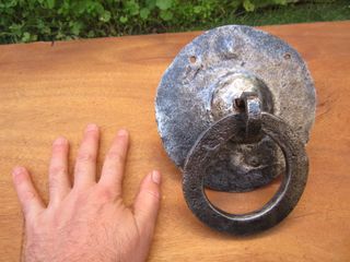 Aldaba antigua forja con placa muy grande.