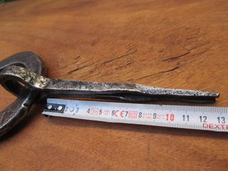 Aldaba antigua forja con placa muy grande.