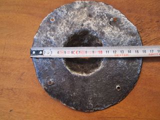 Aldaba antigua forja con placa muy grande.