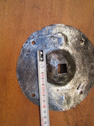 Aldaba antigua forja con placa muy grande.