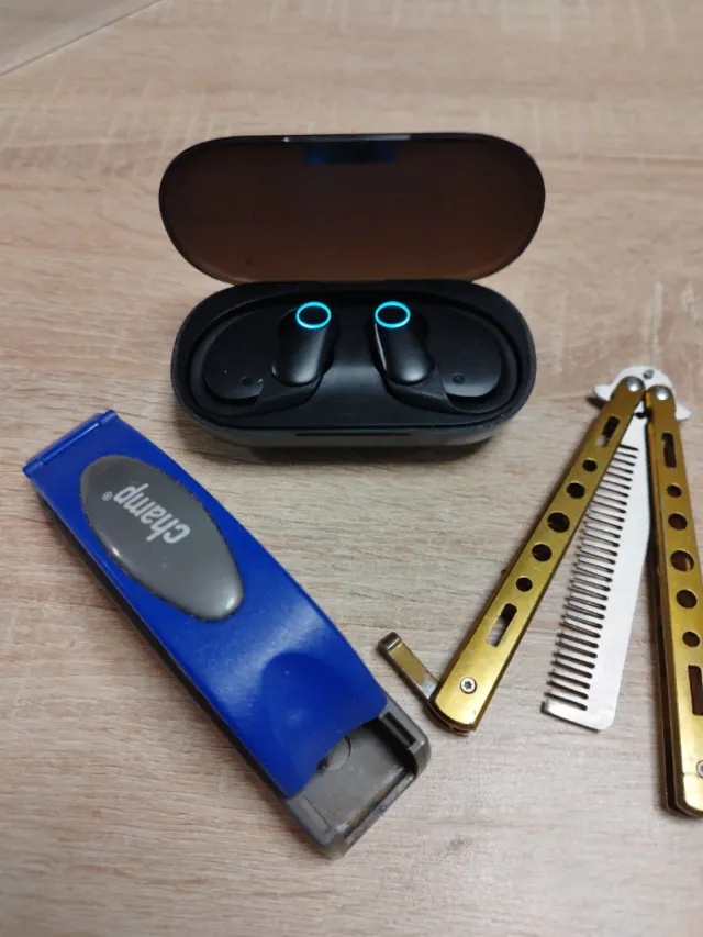 Lote de auriculares y peine