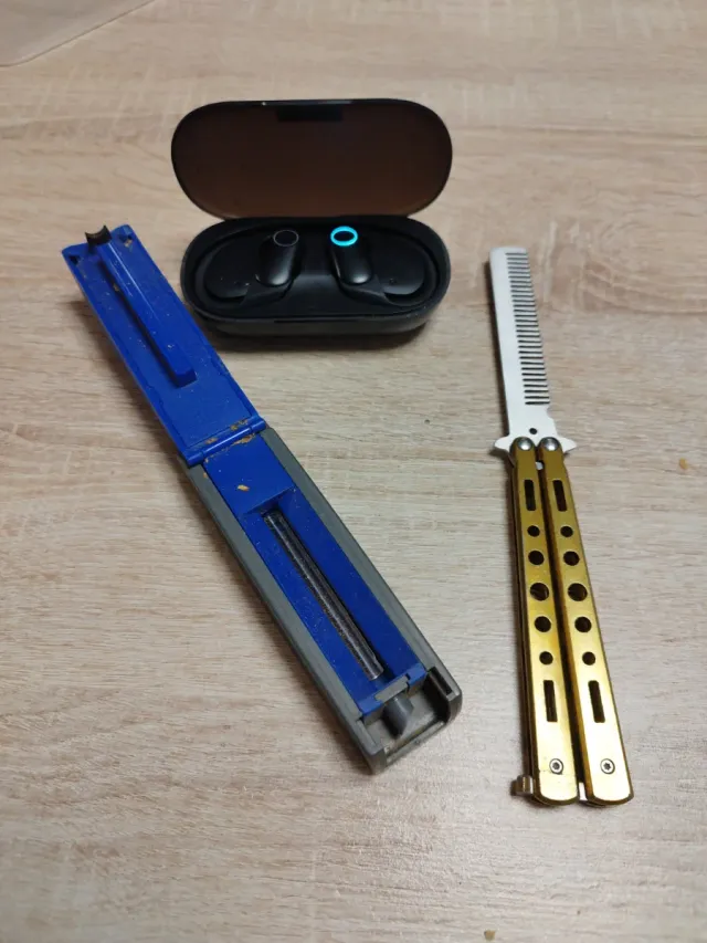 Lote de auriculares y peine