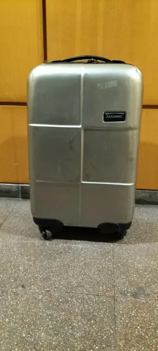 Maleta rígida Faraway plateada