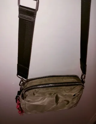 Bolso bandolera verde militar con detalles rosa