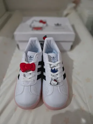 Zapatillas Adidas Blancas y Rosas Hello Kitty