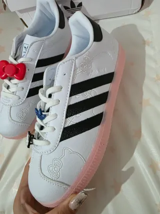 Zapatillas Adidas Blancas y Rosas Hello Kitty