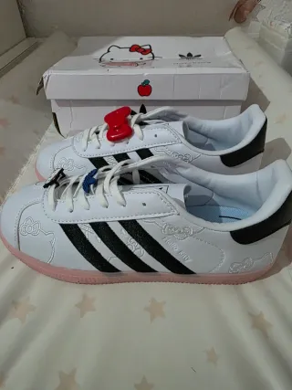 Zapatillas Adidas Blancas y Rosas Hello Kitty