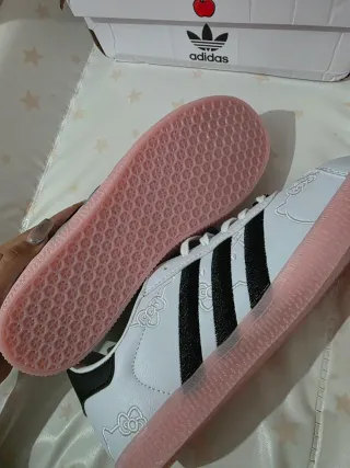Zapatillas Adidas Blancas y Rosas Hello Kitty