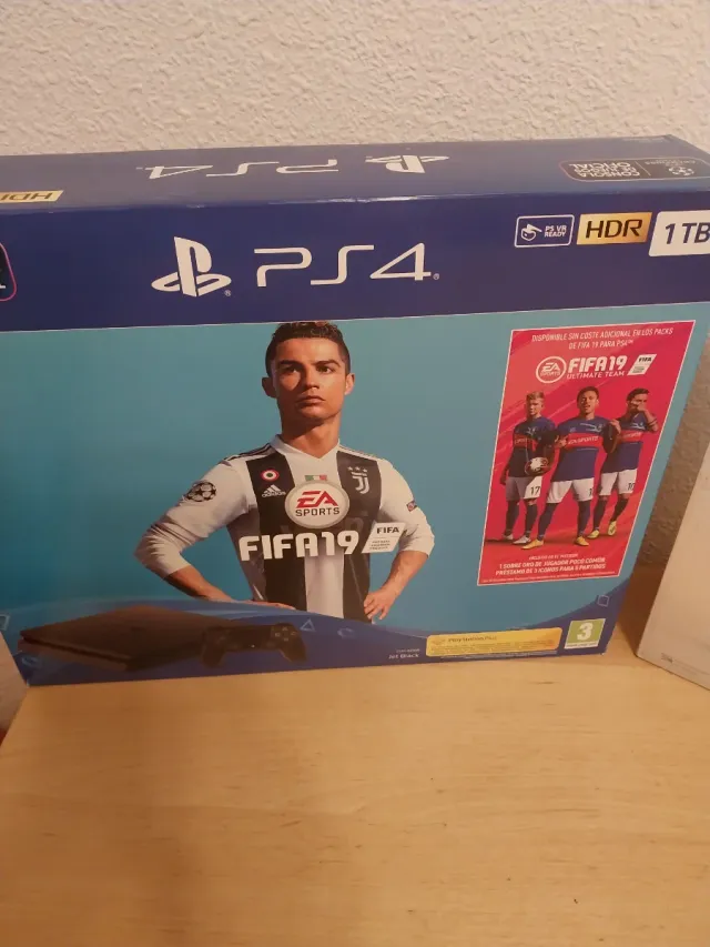 Cajas PS4 y Nintendo Wii