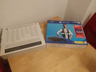 Cajas PS4 y Nintendo Wii