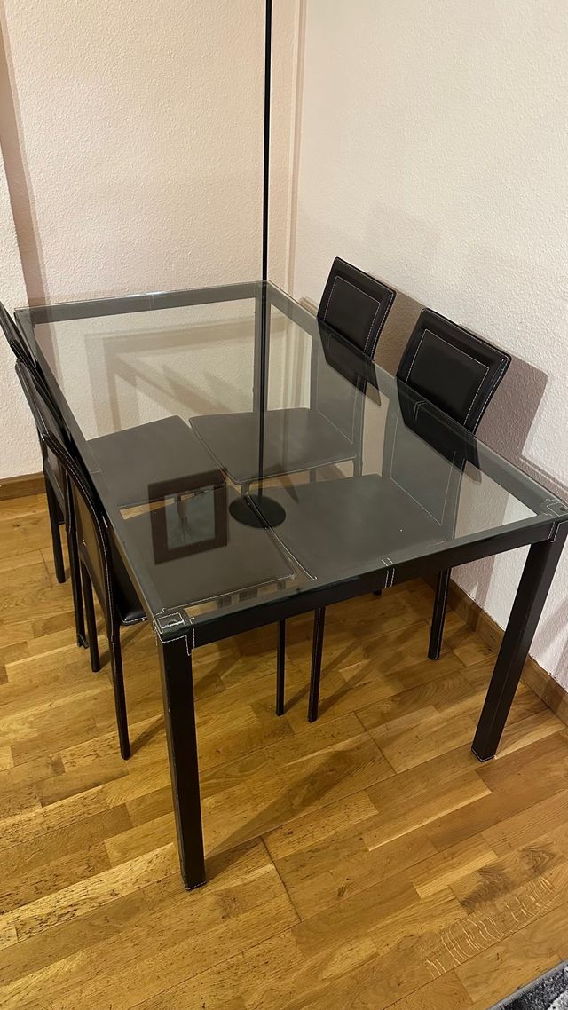 Mesa cristal y 4 sillas comedor