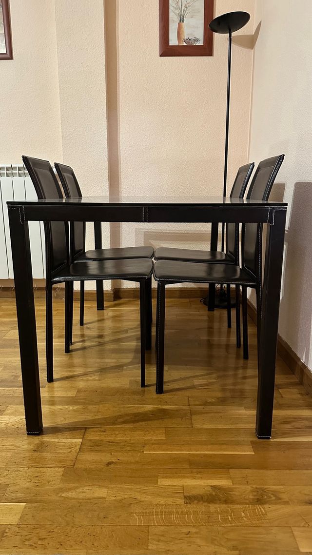 Mesa cristal y 4 sillas comedor