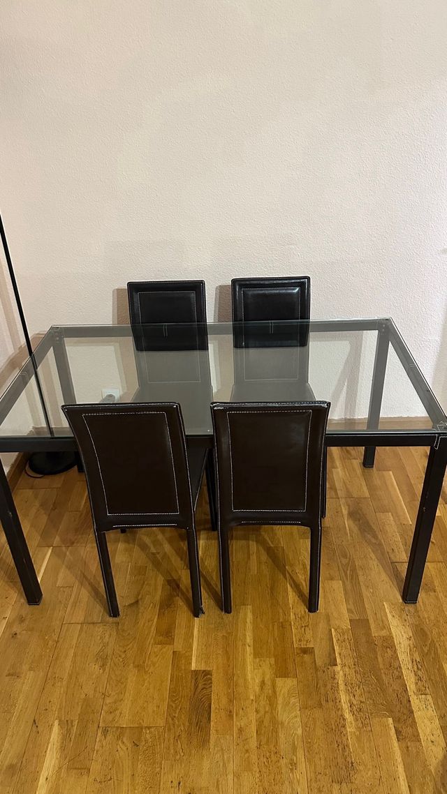 Mesa cristal y 4 sillas comedor