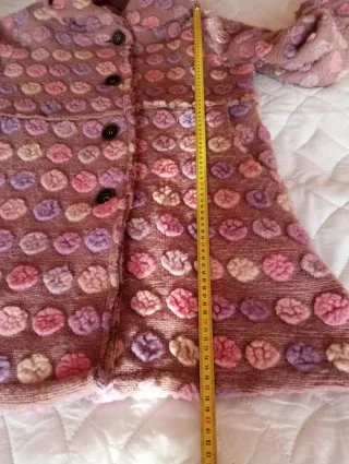 Cárdigan o abrigo de lana con círculos de colores