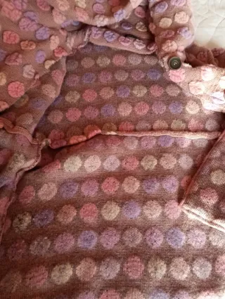 Cárdigan o abrigo de lana con círculos de colores