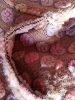 Cárdigan o abrigo de lana con círculos de colores