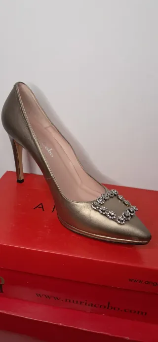 Zapatos tacón dorado de punta fina T.41