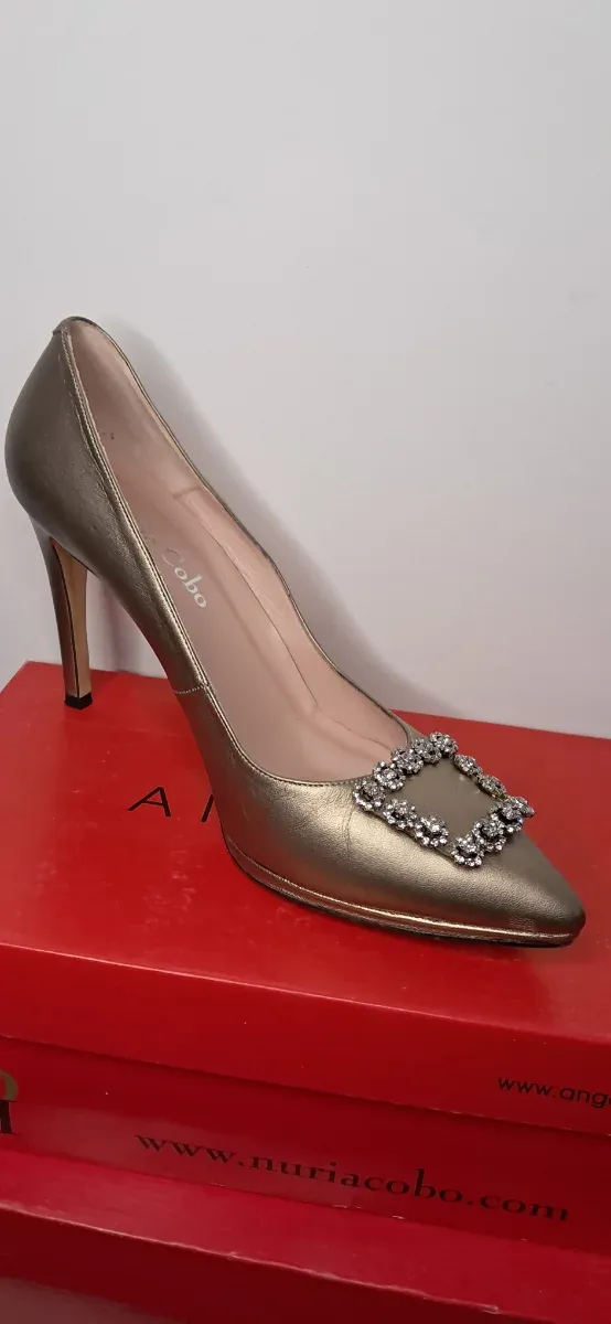 Zapatos tacón dorado de punta fina T.41