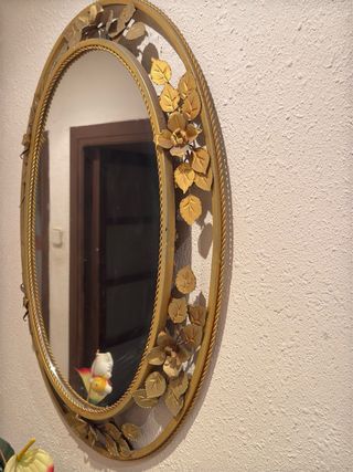 Espejo antiguo dorado con flores