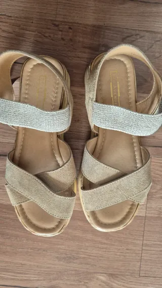 Sandalias beige cuña tiras cruzadas