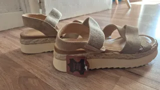 Sandalias beige cuña tiras cruzadas