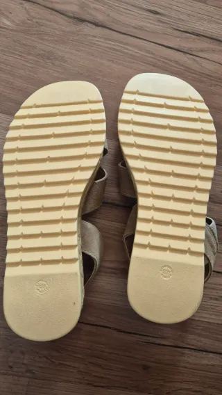 Sandalias beige cuña tiras cruzadas
