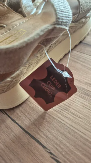 Sandalias beige cuña tiras cruzadas