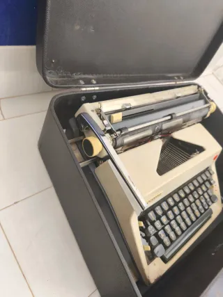 Máquina de escribir Olympia con maletín