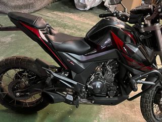 Moto Zontes 125cc Negra y Roja