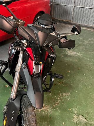 Moto Zontes 125cc Negra y Roja