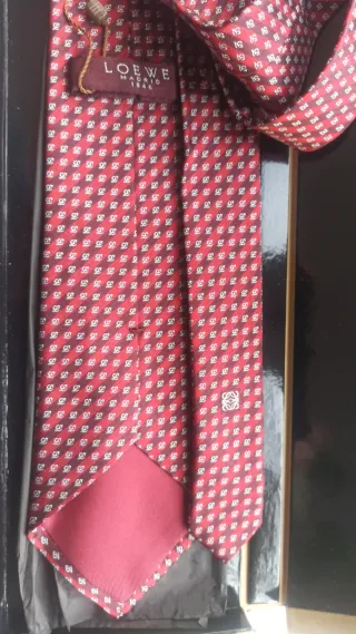 Corbata nueva LOEWE, Seda 100%, Estampada Roja