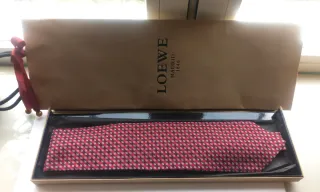 Corbata nueva LOEWE, Seda 100%, Estampada Roja
