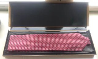 Corbata nueva LOEWE, Seda 100%, Estampada Roja