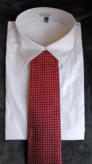 Corbata nueva LOEWE, Seda 100%, Estampada Roja