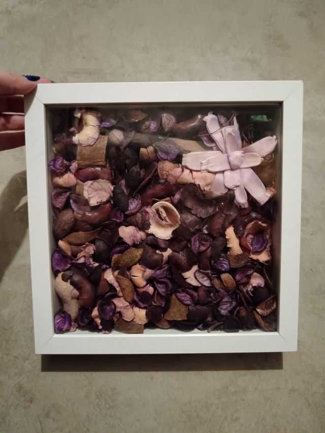 Marco blanco con flores secas