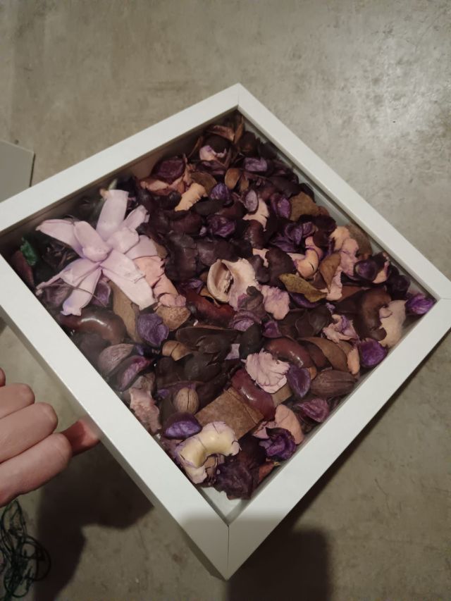 Marco blanco con flores secas