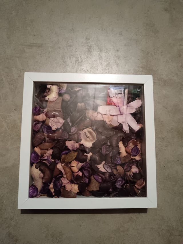 Marco blanco con flores secas