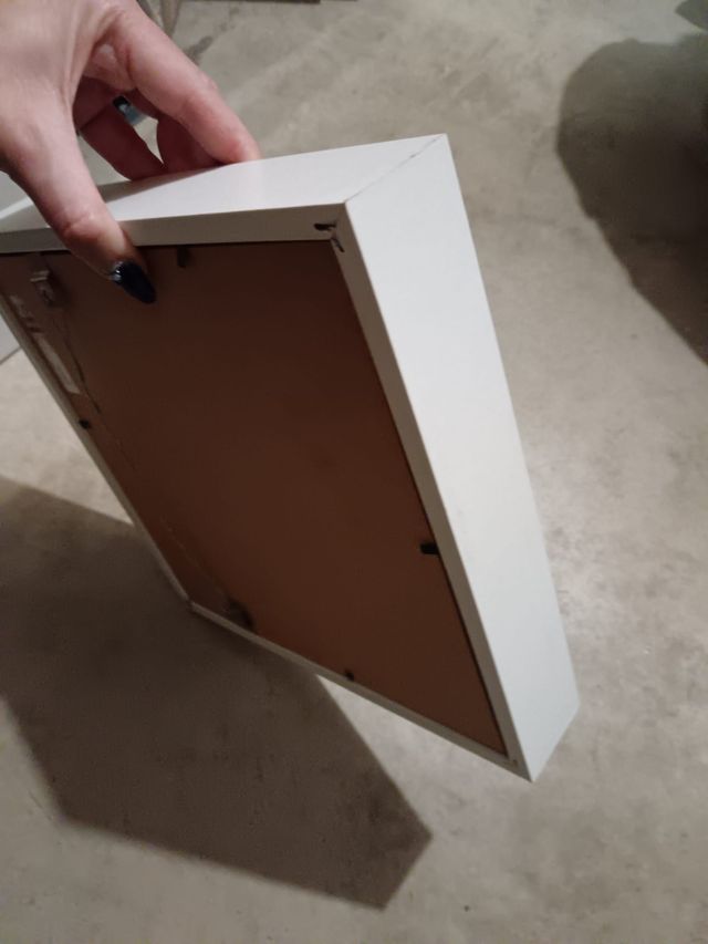 Marco blanco con flores secas