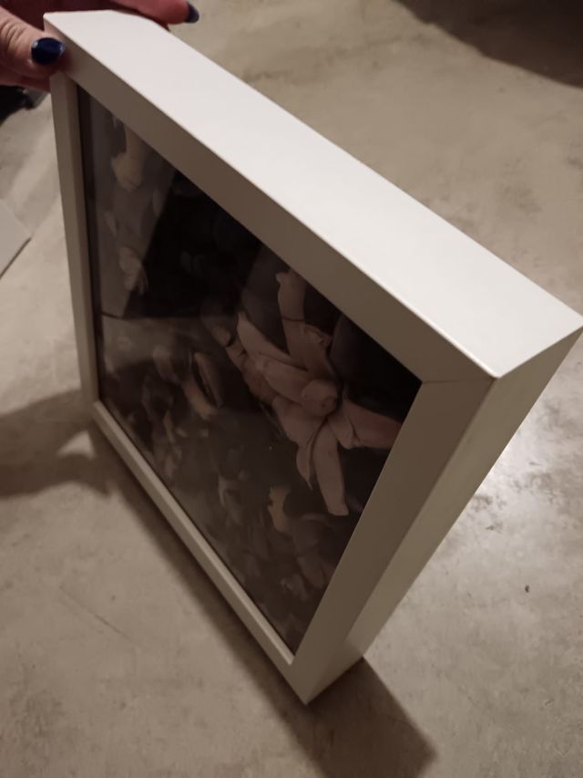 Marco blanco con flores secas