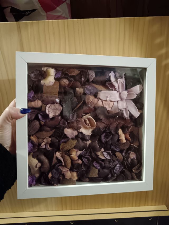 Marco blanco con flores secas