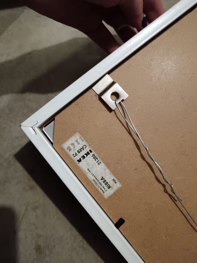 Marco blanco con flores secas