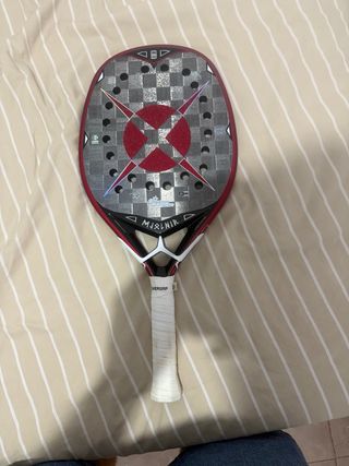 Pala Pádel HÉROES MJOLNIR con tratamiento glipper.