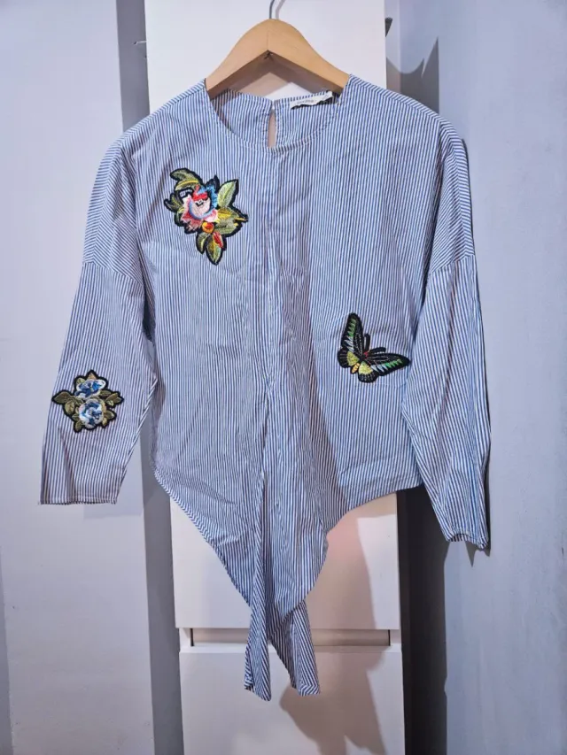 Blusa Bershka rayas bordada flores mariposa