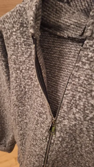 Cappottino con cappuccio grigio e bianco