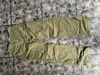Pantalón cargo Stradivarius verde mujer