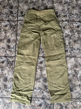 Pantalón cargo Stradivarius verde mujer